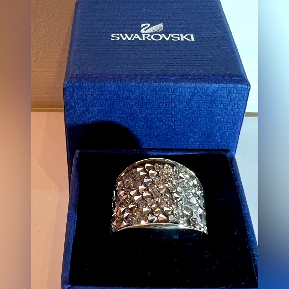 Swarovski authentic ring
Size 60 💎